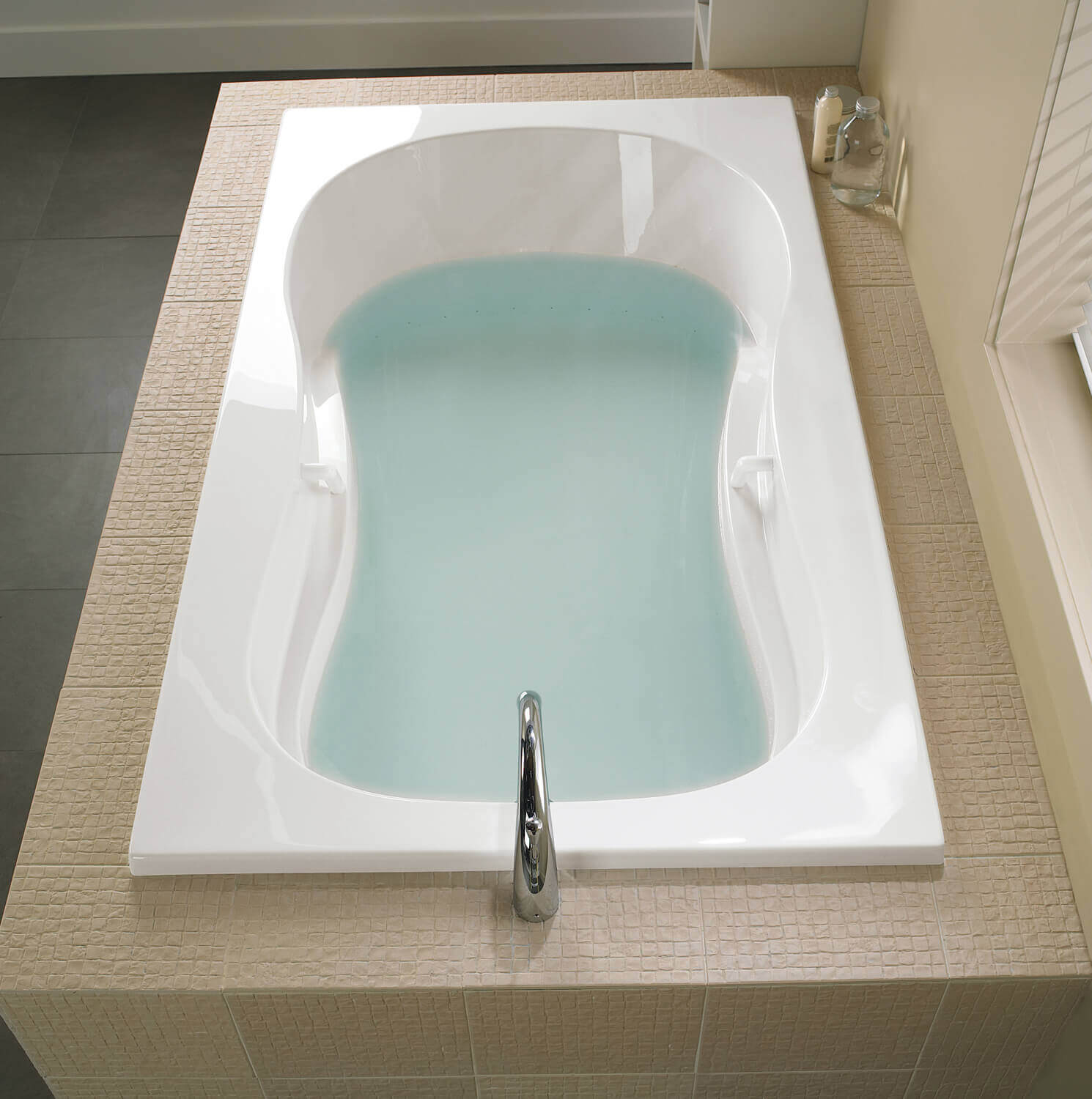 Bainultra Azur 50 collection alcove drop-in air jet bathtub for your master bathroom Bainultra Azur 50 collection alcove drop-in air jet bathtub for your master bathroom